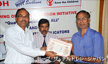 セーブ・ザ・チルドレン・インド アンドラ・プラデーシュ州事務所長（左）、リコーインド社員（中央）から県教育局長（右）への寄贈証書の贈呈