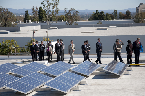 （写真3）式典後、屋上に設置されたソーラーシステムの見学会が行われました