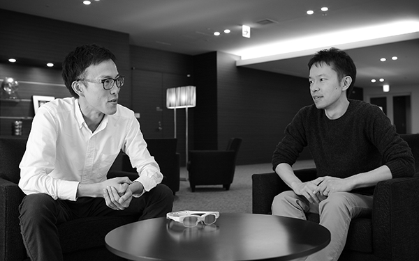 画像：倉田さん（写真右）とリコーの研究者
