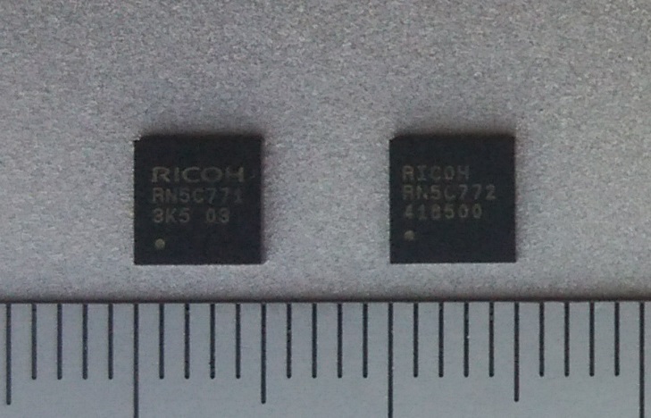 画像：新開発モータドライバIC （左：RN5C711、右：RN5C772）