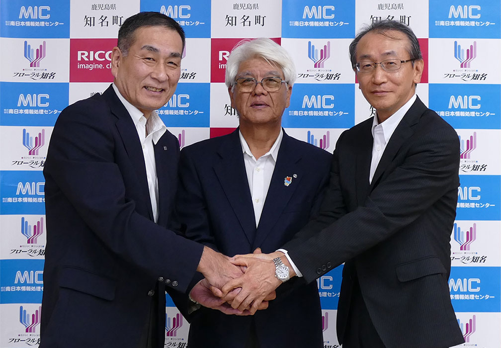 画像：調印式のようす