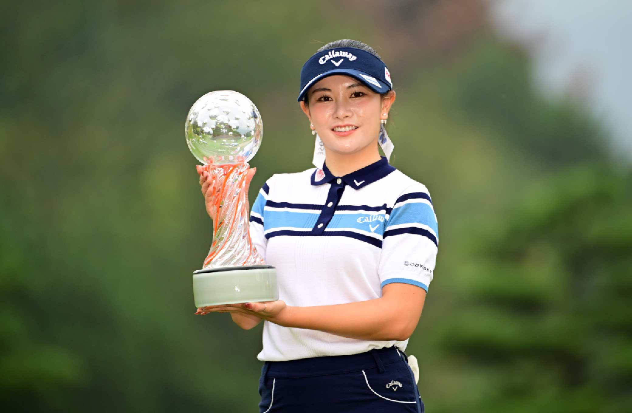 優勝トロフィーを掲げる河本結プロ