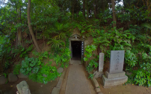 画像：暗闇から全天球で浮かび上がる、鎌倉の人工洞窟内部