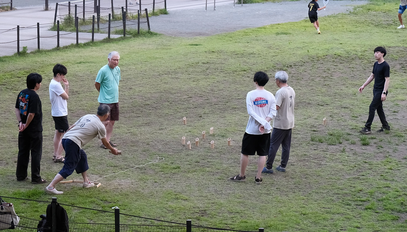 メンバーでモルックを楽しむ