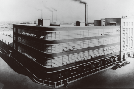 感光紙製造の主力工場であり、時にはカメラ、双眼鏡もつくった理研光学 王子工場（1938年）