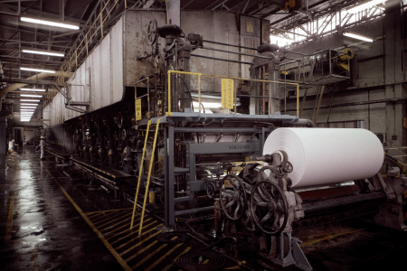 完成した沼津工場の抄紙機（1960年3月）