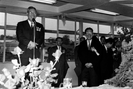披露パーティーで挨拶する池田勇人首相と市村社長（1962年5月17日）