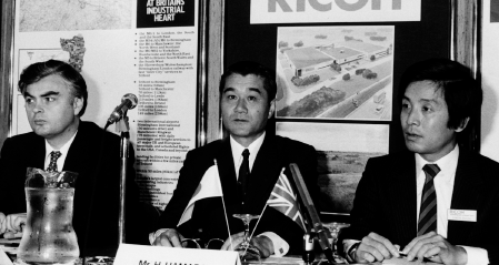 RPLの設立を発表したラモント通産大臣と浜田社長（1983年10月）