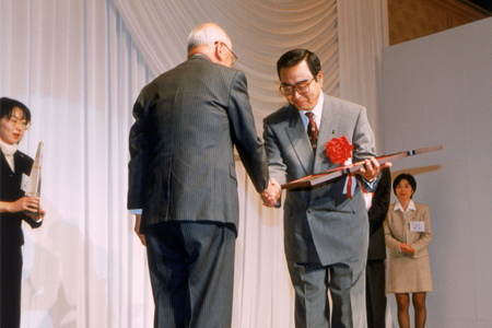 日本経営品質賞を受賞する桜井社長（1999年）