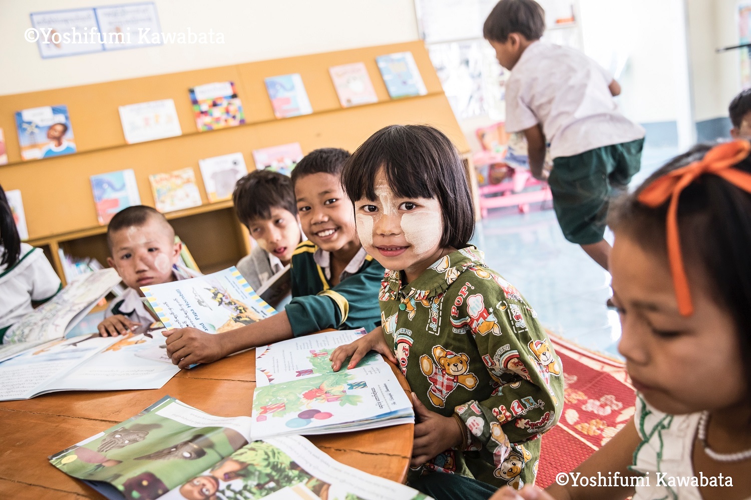 画像：絵本を手にするミャンマーの子どもたち