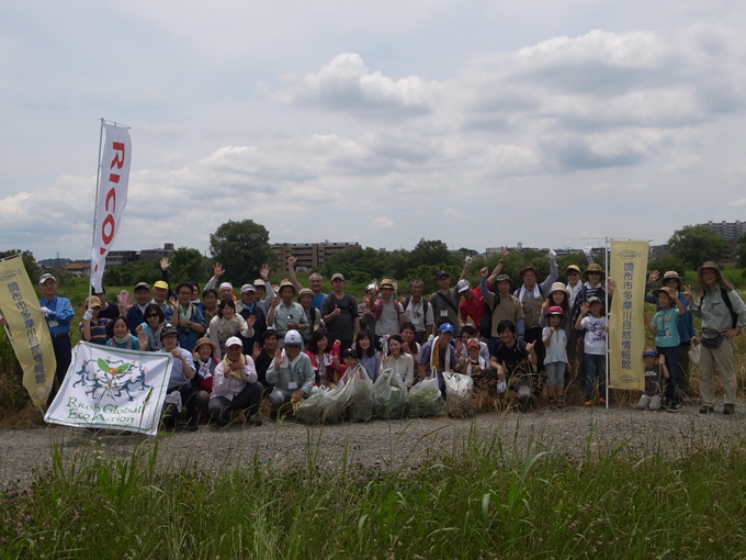 画像：リコーグループと地域NPOと連携して、多摩川で外来種駆除活動を実施