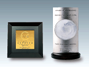 未来の複写機部門・省エネ技術賞（米国）（右）と複写機部門初の省エネ大賞の最高賞（左）を受賞