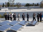 式典後、屋上に設置された太陽光発電システムの見学会が行われました。