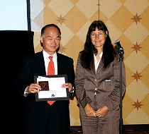 受賞の額と記念のメダルを手に、IS&T <br>President Dr. Rita Hofmannと共に<br>国際画像学会のNIP26/DF2010国際会議<br> (テキサス州オースチン)にて
