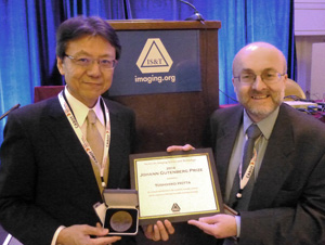 画像：受賞の表彰と記念のメダルを手に、IS&T President Dr. Alan Hodgsonと共に