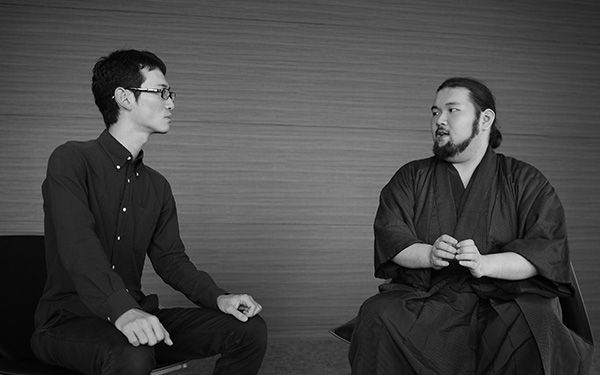 画像：一人称「わし」で語る柴田さん（写真右）とリコーの研究者