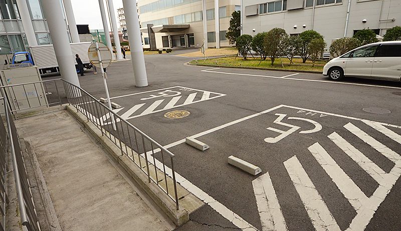 写真：障がい者専用駐車場と車いす用スロープ