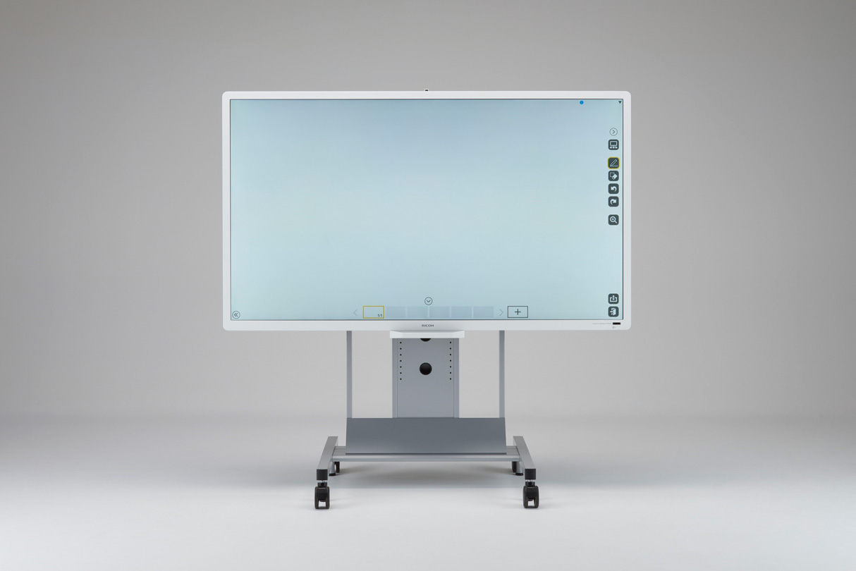 画像：RICOH Interactive Whiteboard D8400（オプションのコントローラー及び別売スタンドを装着したもの）