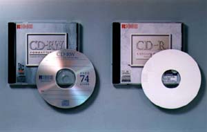 リコー CD-RWフォーマット済みディスク(左)とリコー CD-R カスタムプリント ホワイトレーベル(右)