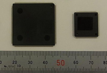 カスタム制御IC　8軸対応タイプ（左）と5軸対応タイプ（右）