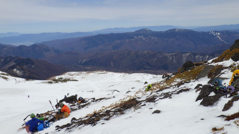 肩の小屋脇でちょっと休憩