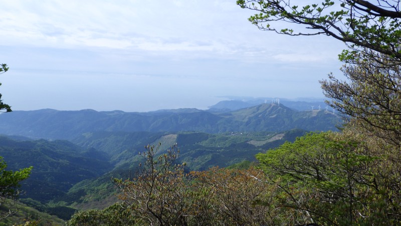 万二郎岳から海を臨む