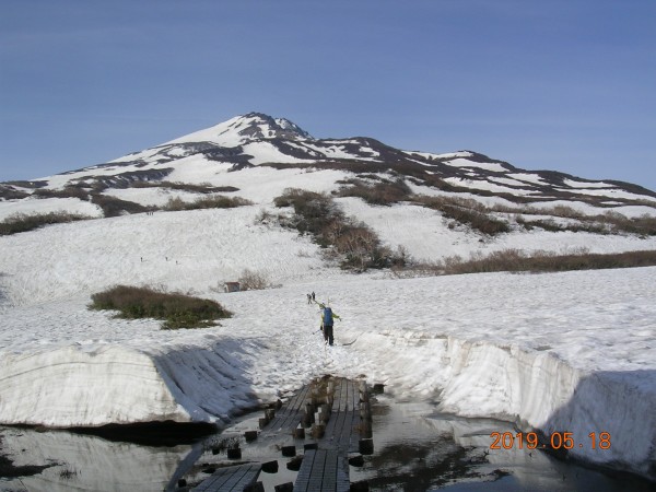 ヒュッテを越えたら板を履く
