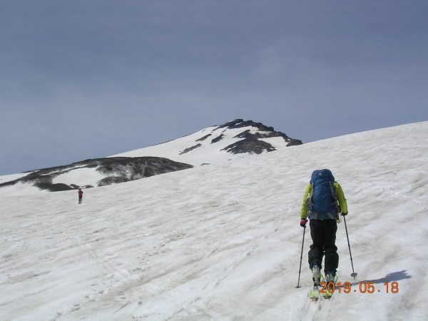 最後の斜面に回り込んで行く