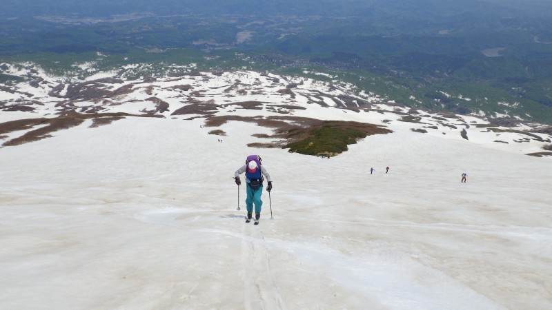 山頂直下の斜面を登る