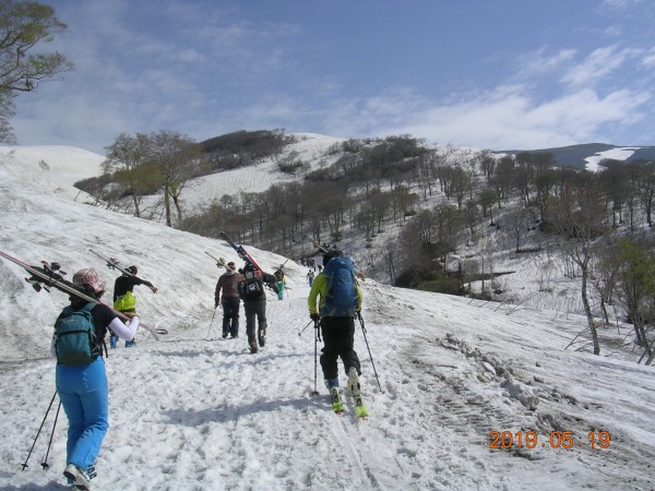 リフト乗場へ向かう