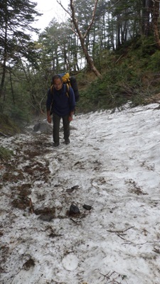 雪面を登る