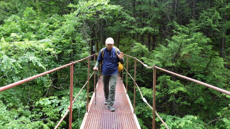 橋を渡って登山道終了