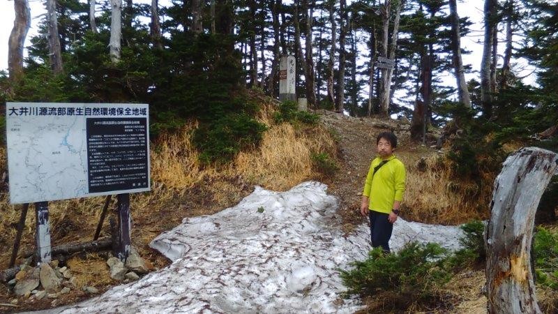 山頂の残雪