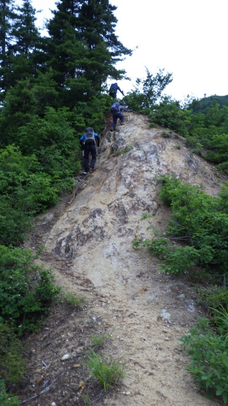 尾根を進む