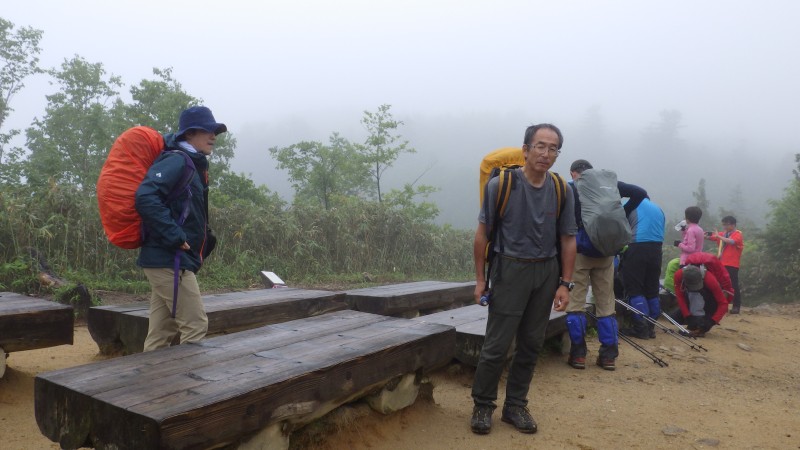 ベンチで休んでいると雨