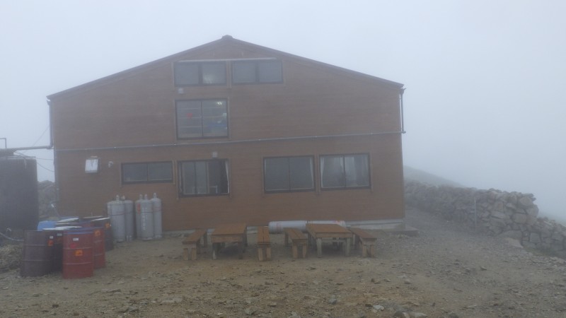 薬師岳山荘が見える