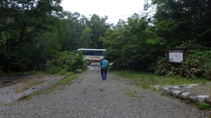 登山口には9:50発のバスが待っていた