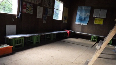 避難小屋内部
