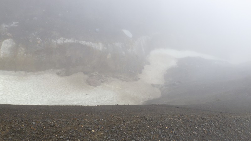 溶岩が流れた跡？ 雪が残っている