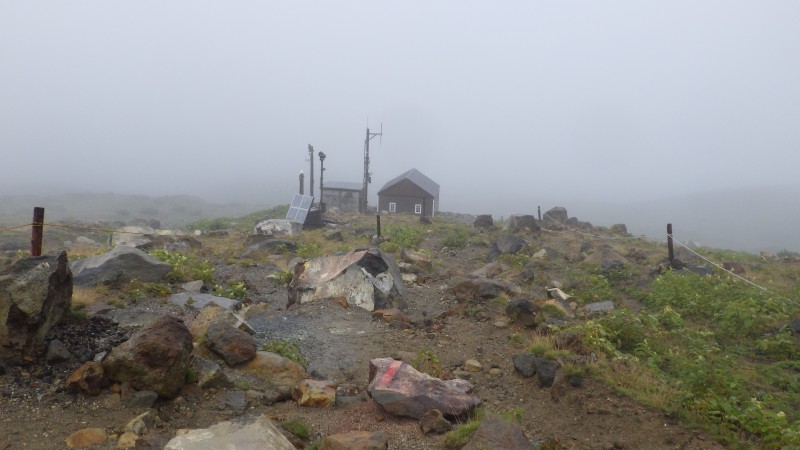 避難小屋が見えて来る