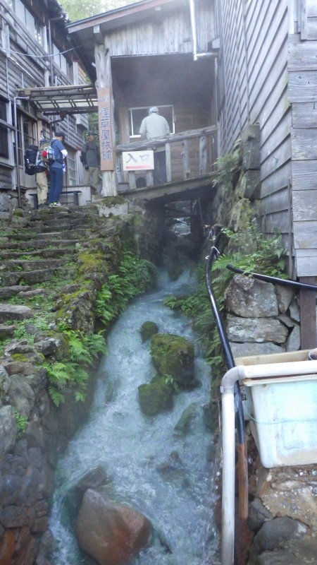 煙草屋の前を温泉が流れる