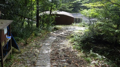 登山口では陽が差してさしている
