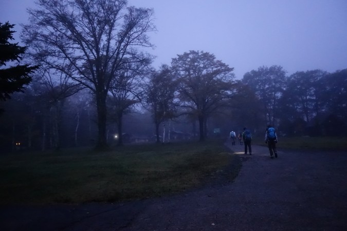 キャンプ場の中を進む