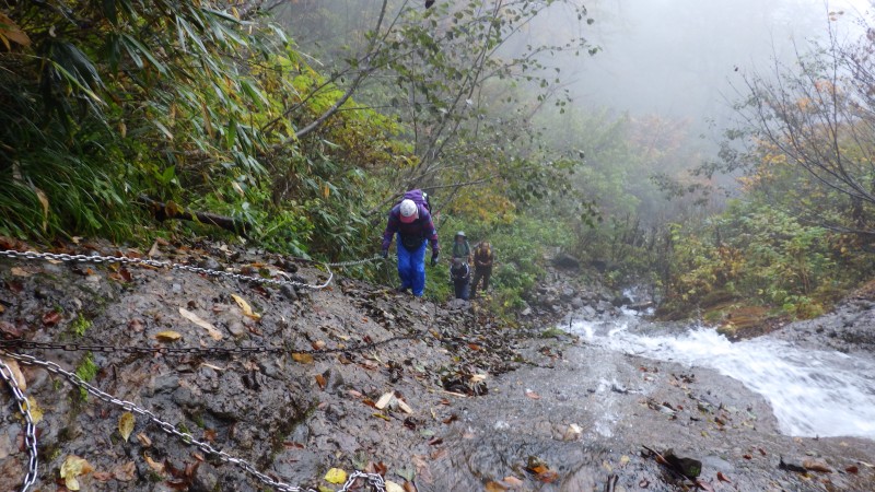 滑滝を登る