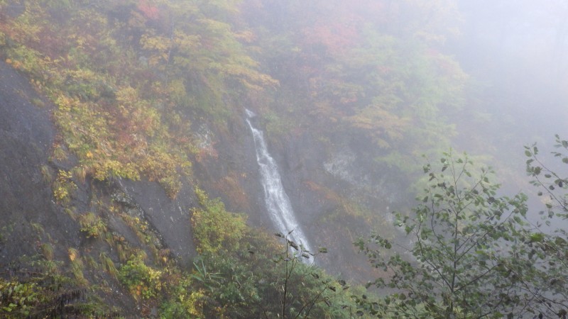 不動滝が見える