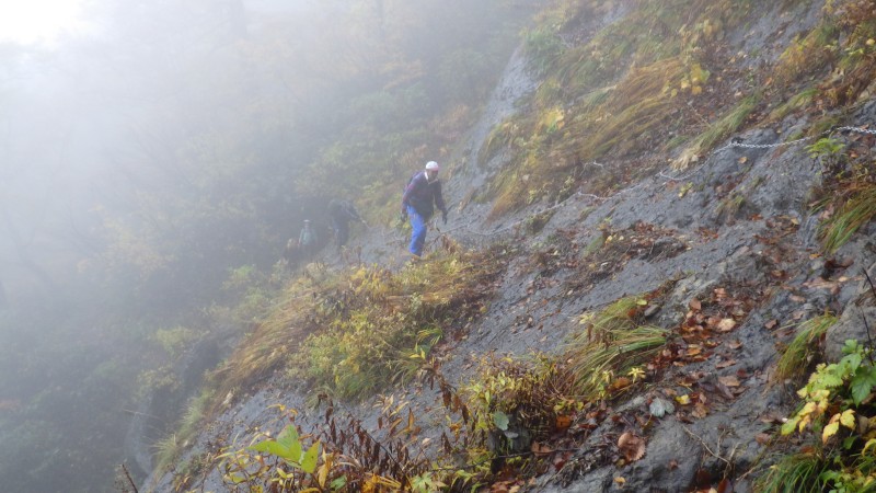 帯岩を進んで行く