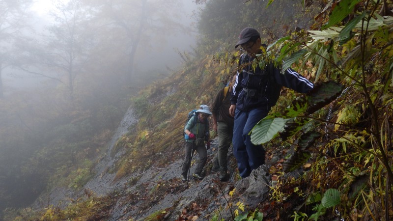 帯岩を登り切る