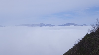 雲の上に北アルプス