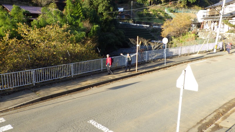 バス停はこっちだよ