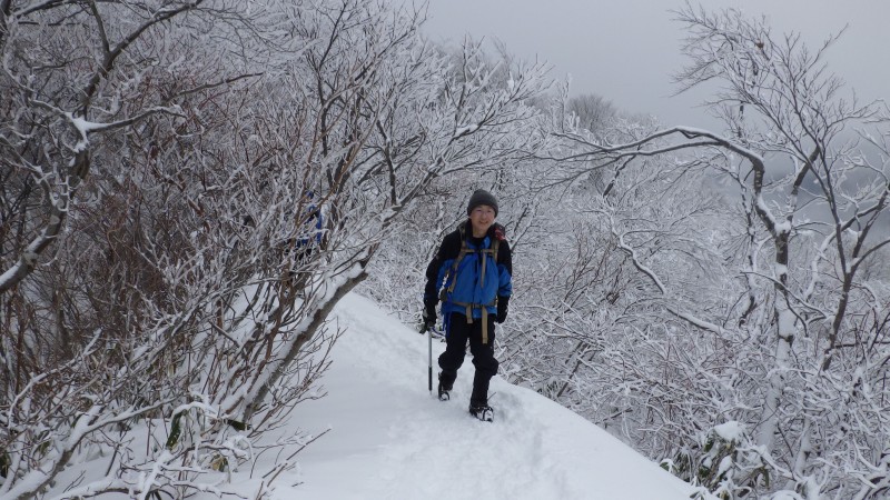 天神尾根を進む